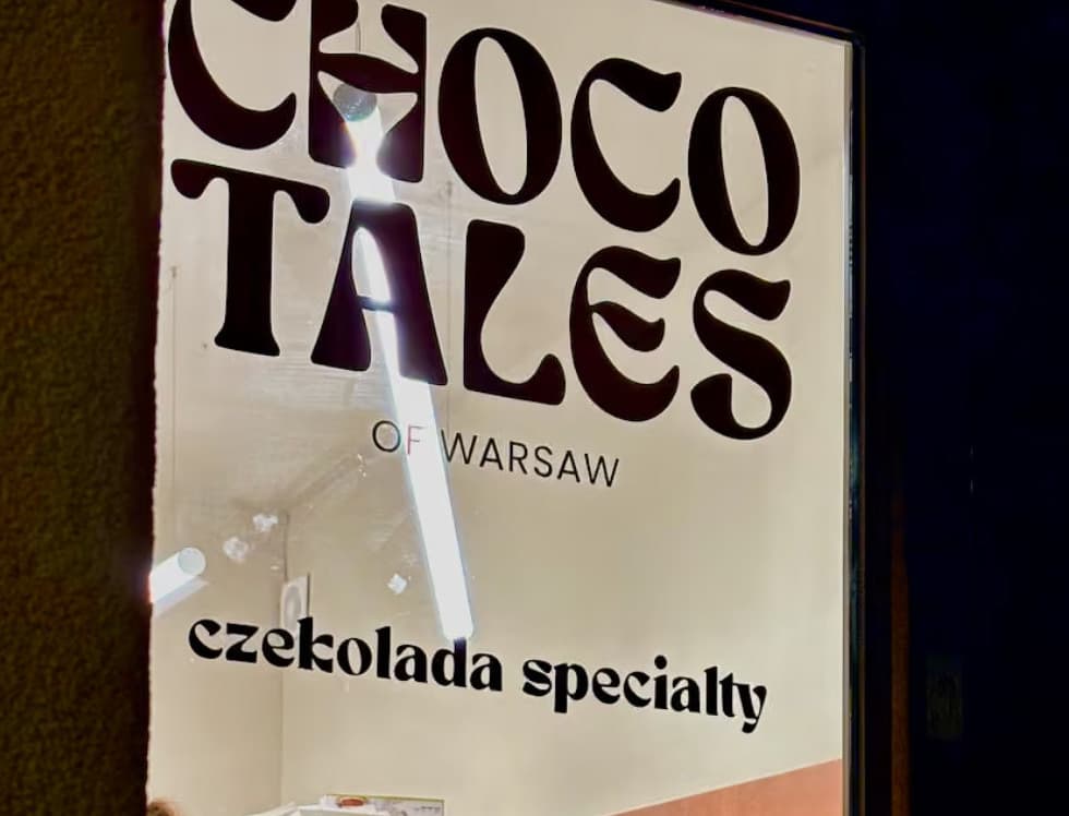Szyld chocoTales w witrynie sklepu na Pradze