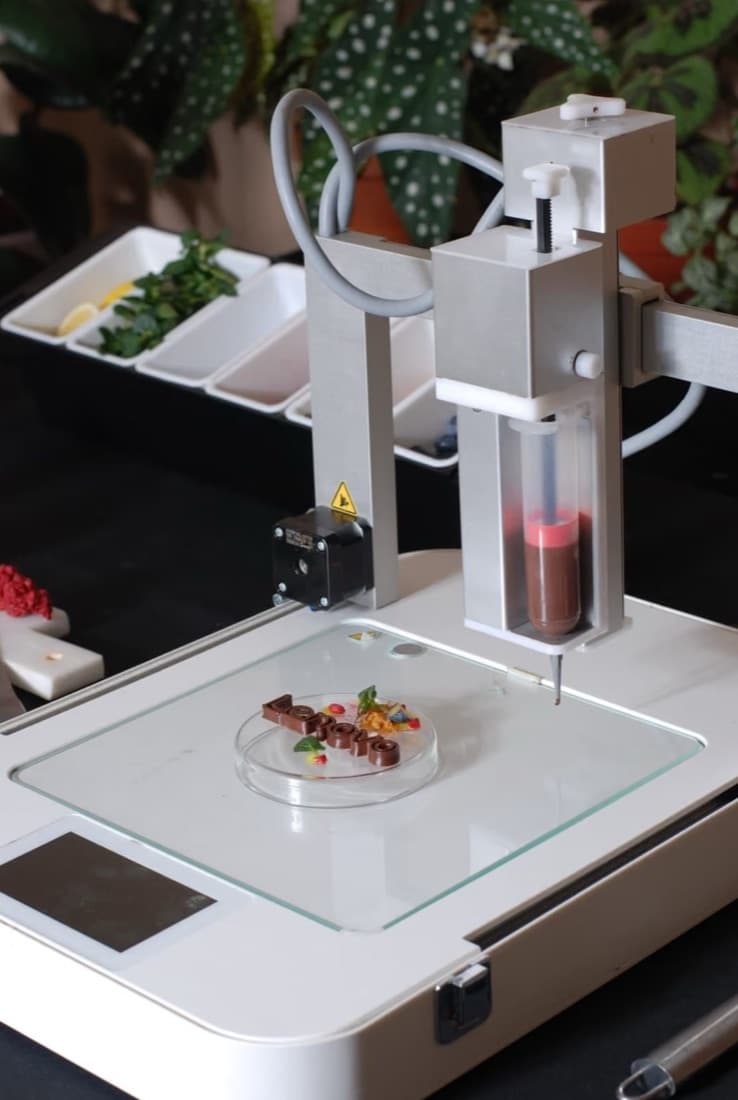 Drukarka 3D nanosi czekoladę na talerzyk