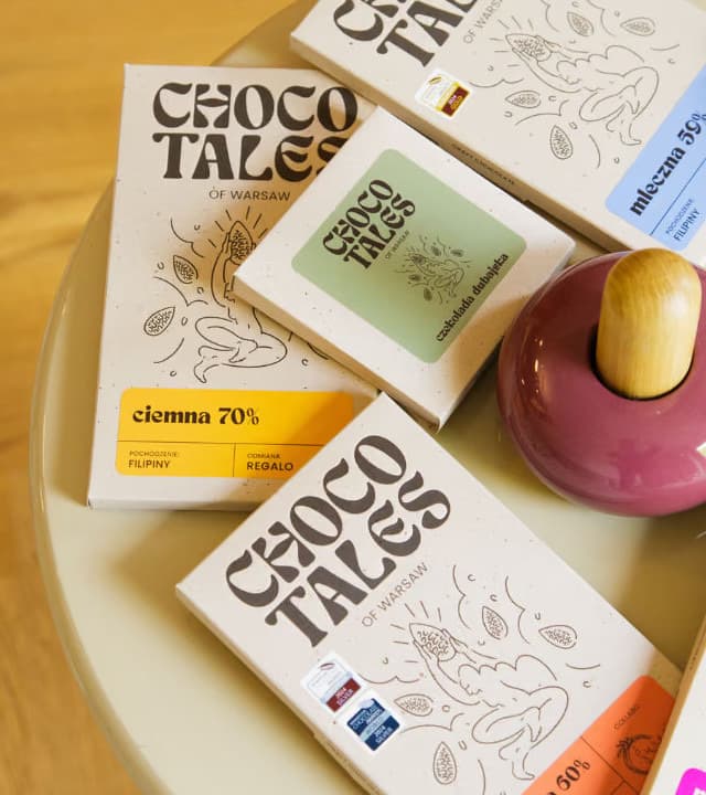Tabliczki chocoTales z kolorowymi etykietami na stole